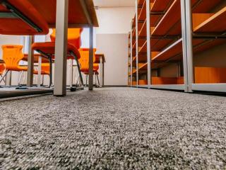 wykładzina na podłogi w szkolnych salach lekcyjnych / podłogi obiektowe dywanowe wrocław