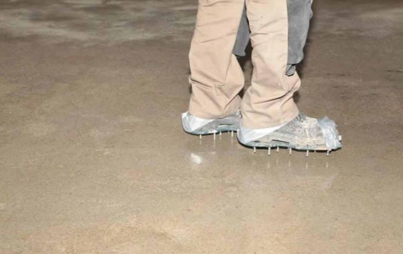Nakładki na buty z kolcami ułatwiają chodzenie po podłożu