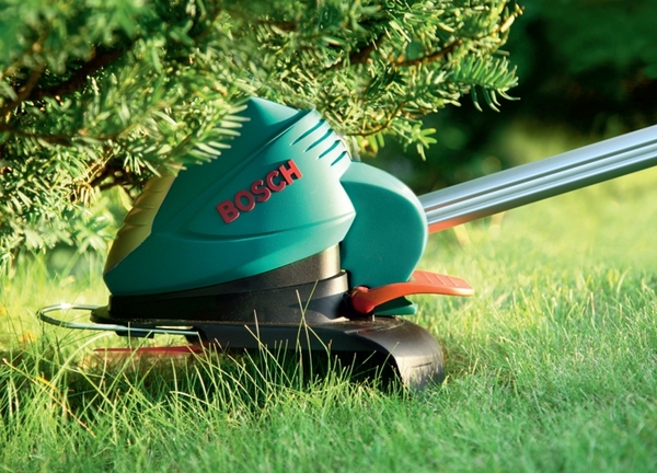 Podkaszarka ułatwia przycinanie trawy pod krzewami i drzewami, fot. Bosch
