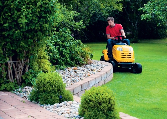 Traktor ogrodowy ma szeroki zakres koszenia ok. 100 cm, umożliwia więc szybkie koszenie dużej powierzchni trawnika