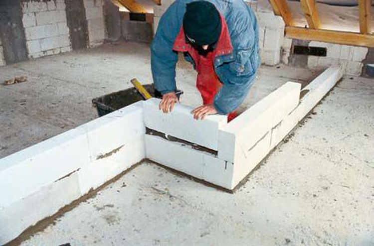 Elementy z betonu komórkowego (gazobetonu) łączy się na zwykłą albo cienką spoinę