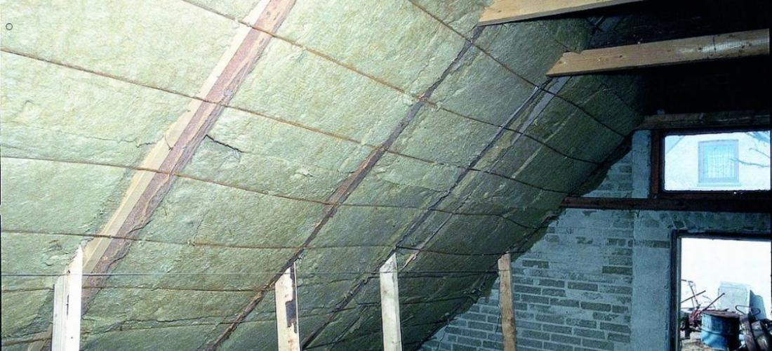 Zdecyduj, czy na poddaszu ma być ślepa ścianka kolankowa. Zazwyczaj konstrukcja dachu, która wyznacza przestrzeń poddasza, opiera się na ścianach kolankowych.