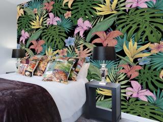 Tapeta do salonu w stylu eklektycznym przedstawiająca kolorowe liście