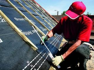 ​​​​​​​Wymiana pokrycia dachowego i układanie nowego / Folie niskoparoprzepuszczalne - nawet te w dobrym stanie - warto zastąpić membraną dachową.