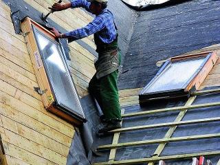 ​​​​​​​Wymiana pokrycia dachowego i układanie nowego / Zniszczoną, nieszczelną papę trzeba usunąć. Zamiast nowej papy lepiej użyć membrany dachowej.