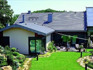 ​​​​​​​Wymiana pokrycia dachowego i układanie nowego / Na dachach remontowanych dobrze sprawdzą się dachówki zakładkowe.