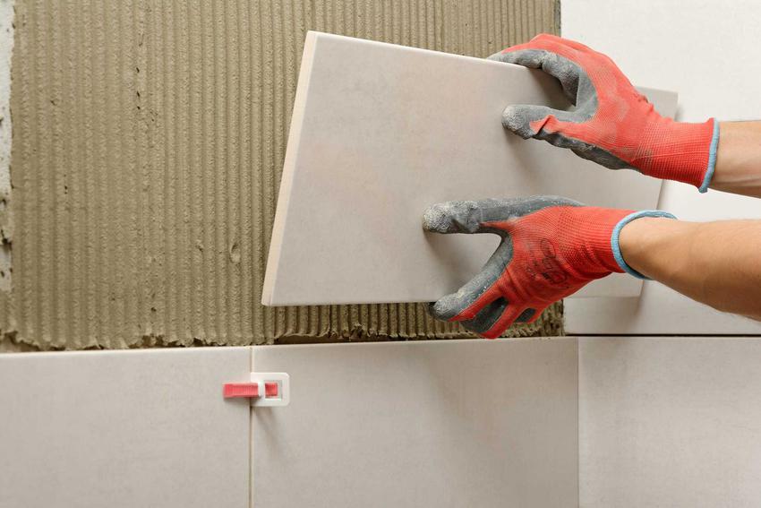 Roboty wykończeniowe bardzo często dotyczą usług glazurniczych. Koszt instalacji płytek na ścianach i podłodze może się różnić, cennik robót wykończeniowych zależy od wielu czynników.