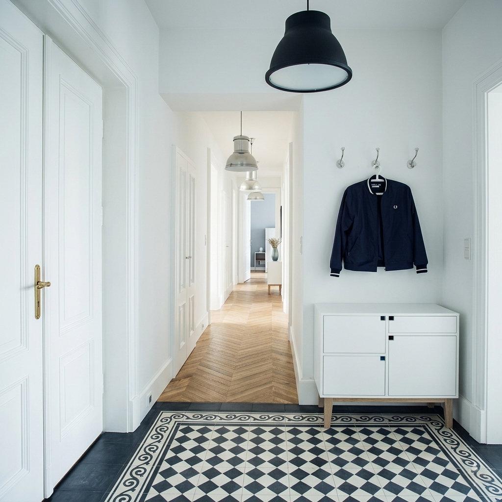 Biały przedpokój z biało-czarną podłogą
