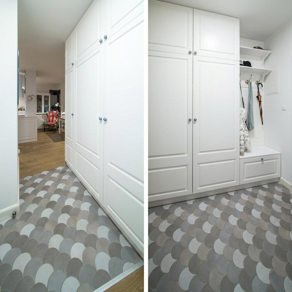 Biały przedpokój z kolorową podłogą