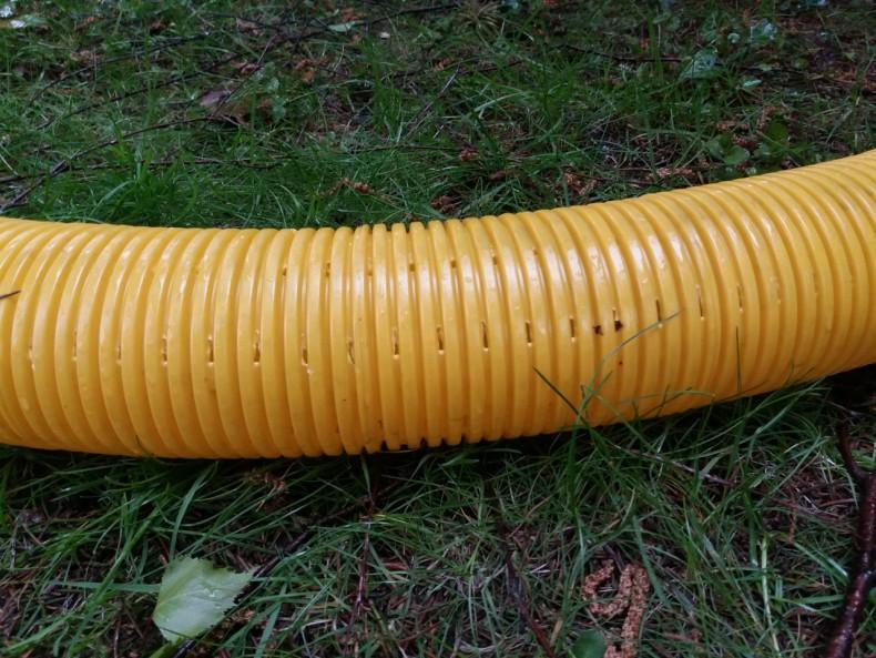 Rury drenarskie są elastyczne i odpowiednio karbowane. Wykonuje się je z tworzyw sztucznych