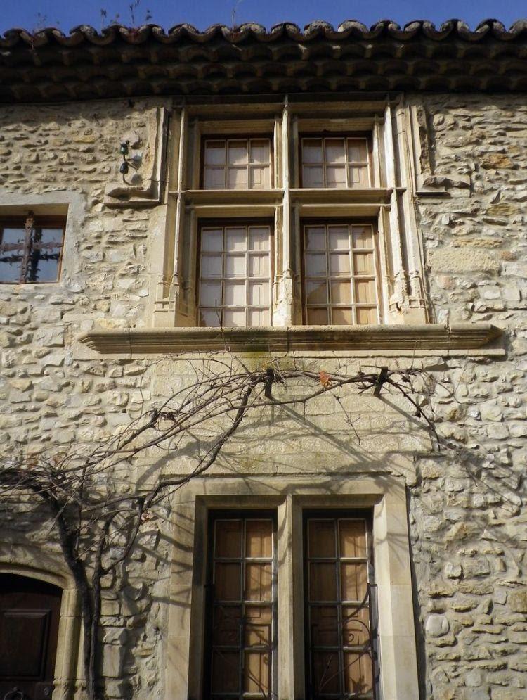 okna fasady starego domu jednorodzinnego / Wrocław House