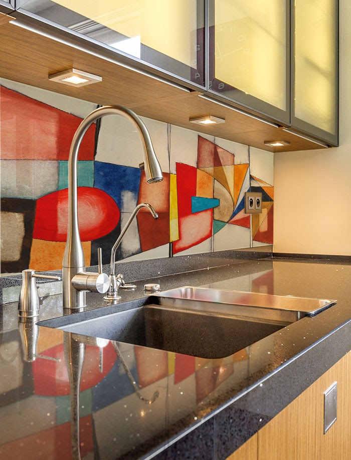 Panel szklany z grafiką abstrakcyjną. Kolory grafiki, nawiązują do koloru szafek i ścian i jednocześnie wprowadzają mocny akcent dekoracyjny.