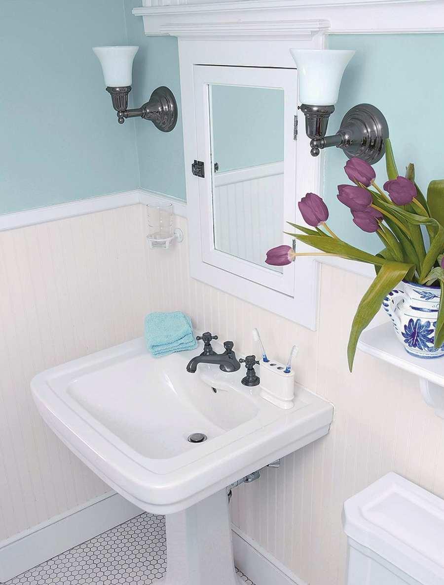 Powierzchnia ścian w łazience powinna być odporna na zaplamienie i zawilgocenie - szczególnie przy umywalce, prysznicu i wannie.