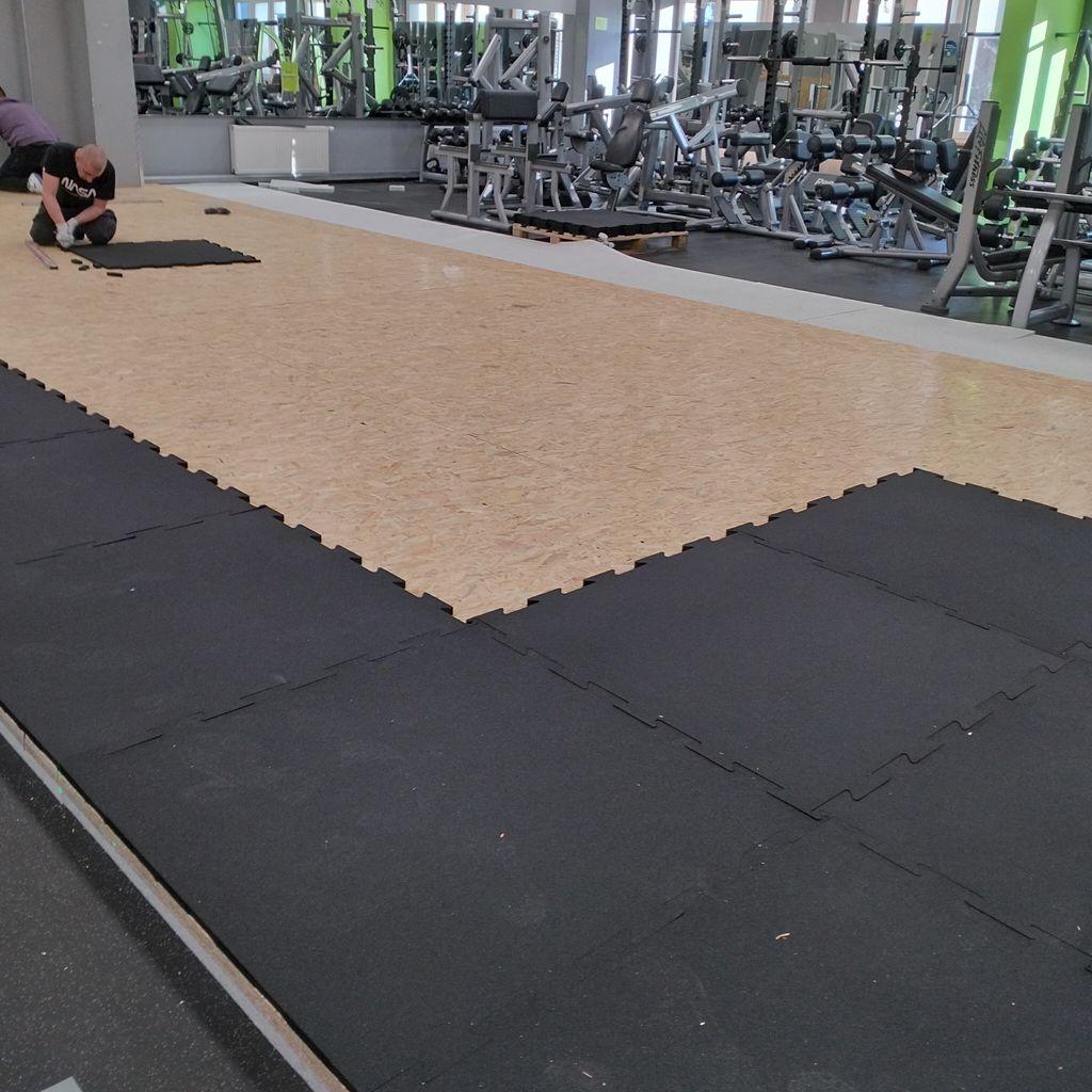 Układanie podłogi w klubie fitness Wrocław