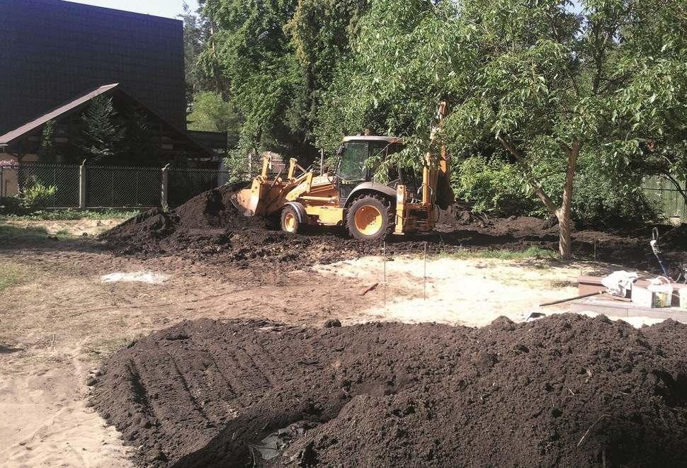 Firmy ogrodnicze przy zakładaniu dużych trawników korzystają niekiedy z koparki.