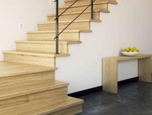 Renowacja schodów drewnianych: usuwamy popękane warstwy farby