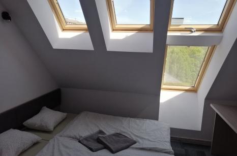 Apartament - pokój na strychu, sypialnia pod skosami na zaadaptowanym poddaszu górskiego pensjonatu Dask Resort