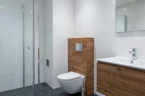 Biały montaż i instalacja sanitarna w łazience Wrocław