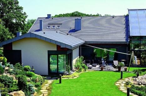​​​​​​​Wymiana pokrycia dachowego i układanie nowego / Na dachach remontowanych dobrze sprawdzą się dachówki zakładkowe.
